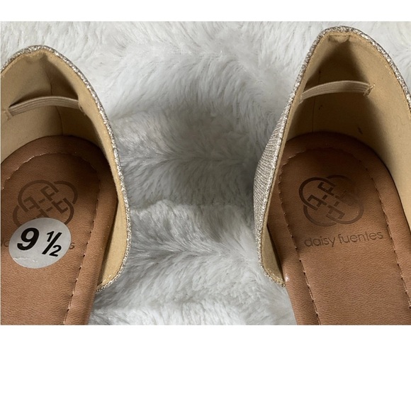 Daisy Fuentes Size 9.5 Gold / Clear Rhinestone Embellished Sandal NWOT - Picture 6 of 9